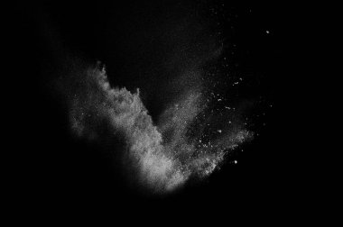 Siyah zemin üzerindeki beyaz parçacıkların hareketlerini dondur. Barut patlaması. Soyut toz tabakası dokusu.