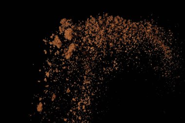 Toprak patlaması siyah arka planda izole edildi. Kahverengi zemin soyut bulutu.