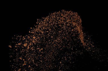 Toprak patlaması siyah arka planda izole edildi. Kahverengi zemin soyut bulutu.