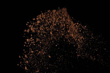 Toprak patlaması siyah arka planda izole edildi. Kahverengi zemin soyut bulutu.