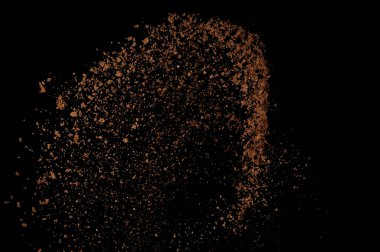 Toprak patlaması siyah arka planda izole edildi. Kahverengi zemin soyut bulutu.