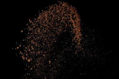 Toprak patlaması siyah arka planda izole edildi. Kahverengi zemin soyut bulutu.