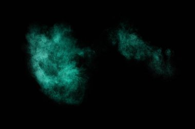 Siyah arka plan üzerine Akuamarin toz patlama. Renkli toz bulutu. Renkli toz patlayabilir. Boya Holi.