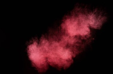 Siyah zemin üzerine kırmızı ve pembe toz patlama. Renkli toz bulutu. Renkli toz patlayabilir. Boya Holi.