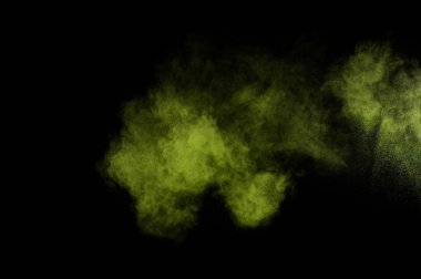 Siyah arka plan üzerine açık yeşil toz patlama. Renkli toz bulutu. Renkli toz patlayabilir. Boya Holi.