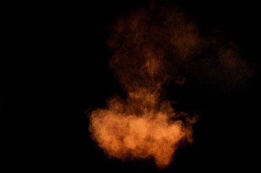 Siyah arka plan üzerine Portakal tozu patlama. Renkli toz bulutu. Renkli toz patlayabilir. Boya Holi.