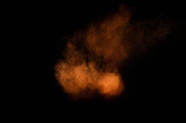 Siyah arka plan üzerine Portakal tozu patlama. Renkli toz bulutu. Renkli toz patlayabilir. Boya Holi.