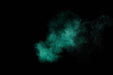 Siyah arka plan üzerine Akuamarin toz patlama. Renkli toz bulutu. Renkli toz patlayabilir. Boya Holi.