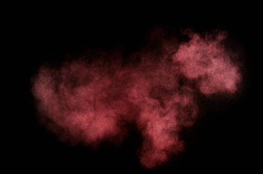 Siyah zemin üzerine kırmızı ve pembe toz patlama. Renkli toz bulutu. Renkli toz patlayabilir. Boya Holi.