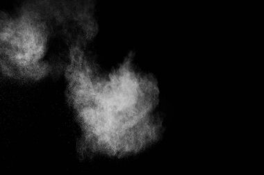 Siyah arka planda beyaz toz patlaması. Soyut beyaz toz dokusu.