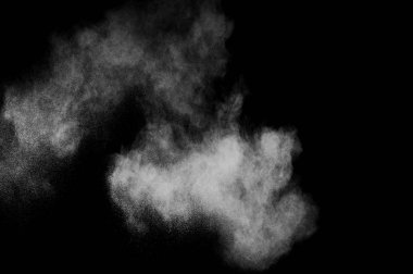 Siyah arka planda beyaz toz patlaması. Soyut beyaz toz dokusu.