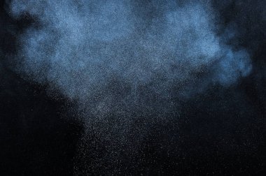 Siyah arka plan üzerine toz patlama. Soyut toz doku yerleşimi. Beyaz parçacıkların hareket dondurmak.