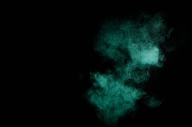 Siyah arka plan üzerine Akuamarin toz patlama. Renkli toz bulutu. Renkli toz patlayabilir. Boya Holi.