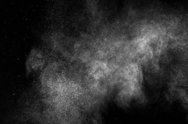 Siyah zemin üzerindeki beyaz parçacıkların hareketlerini dondur. Barut patlaması. Soyut toz tabakası dokusu.