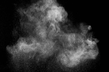 Siyah zemin üzerindeki beyaz parçacıkların hareketlerini dondur. Barut patlaması. Soyut toz tabakası dokusu.