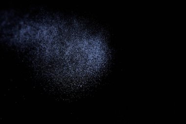 Siyah arka plan üzerine su sıçramalarına soyut mavi. Beyaz parçacıkların hareket dondurmak. Yağmur, kar doku yerleşimi..