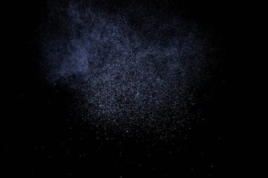 Siyah arka plan üzerine su sıçramalarına soyut mavi. Beyaz parçacıkların hareket dondurmak. Yağmur, kar doku yerleşimi..