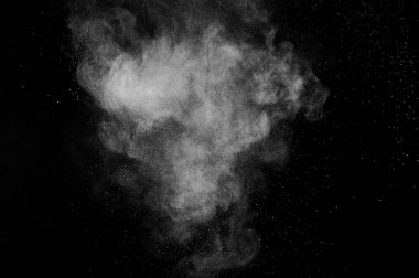 Siyah zemin üzerindeki beyaz parçacıkların hareketlerini dondur. Barut patlaması. Soyut toz tabakası dokusu.