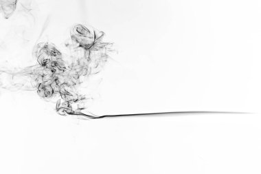 Siyah duman olarak izole beyaz arka plan hareket dondurmak. Soyut vape bulutlar.