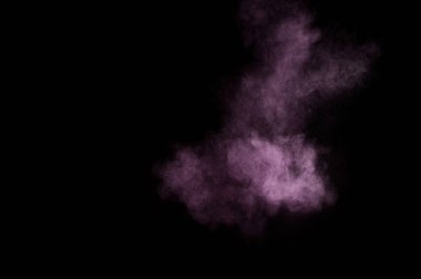 Siyah arka plan üzerine mor toz patlama. Renkli toz bulutu. Renkli toz patlayabilir. Boya Holi.