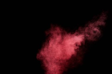 Siyah zemin üzerine kırmızı ve pembe toz patlama. Renkli toz bulutu. Renkli toz patlayabilir. Boya Holi.
