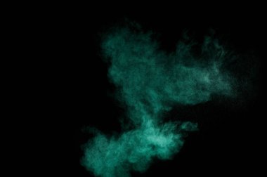 Siyah arka plan üzerine Akuamarin toz patlama. Renkli toz bulutu. Renkli toz patlayabilir. Boya Holi.