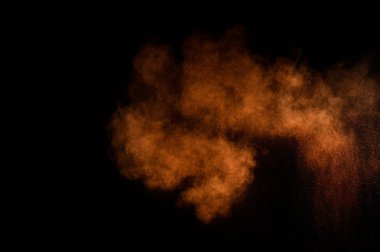 Siyah arka plan üzerine Portakal tozu patlama. Renkli toz bulutu. Renkli toz patlayabilir. Boya Holi.