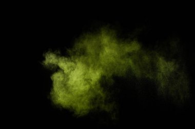 Siyah arka plan üzerine açık yeşil toz patlama. Renkli toz bulutu. Renkli toz patlayabilir. Boya Holi.