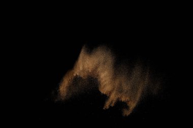 Kumsal patlaması siyah arka planda izole edildi. Soyut kum bulutu.
