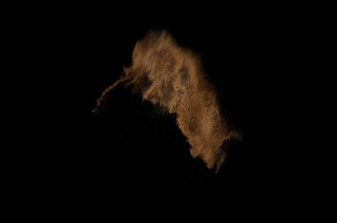 Kumsal patlaması siyah arka planda izole edildi. Soyut kum bulutu.