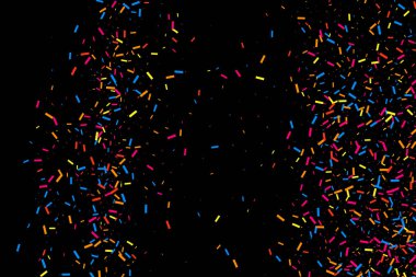 Renkli patlama konfeti. Siyah arka plan üzerine izole grenli soyut çok renkli doku. Raster ve bit eşlem kopya sürüm.