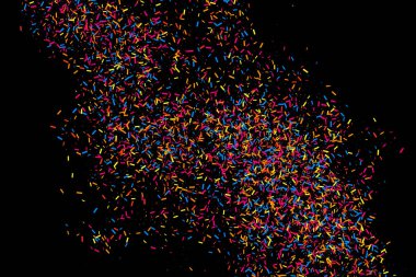 Renkli patlama konfeti. Siyah arka plan üzerine izole grenli soyut çok renkli doku. Raster ve bit eşlem kopya sürüm.