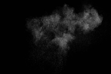 Siyah zemin üzerindeki beyaz parçacıkların hareketlerini dondur. Barut patlaması. Soyut toz tabakası dokusu.