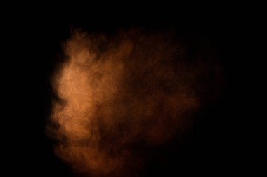 Siyah arka plan üzerine Portakal tozu patlama. Renkli toz bulutu. Renkli toz patlayabilir. Boya Holi.