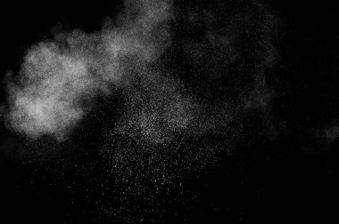 Siyah arka planda beyaz toz patlaması. Soyut beyaz toz dokusu.