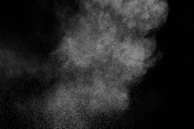Siyah arka planda beyaz toz patlaması. Soyut beyaz toz dokusu.