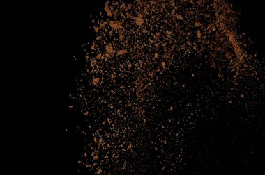 Toprak patlaması siyah arka planda izole edildi. Kahverengi zemin soyut bulutu.