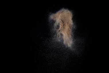 Siyah arka plan üzerine izole Sandy patlama. Soyut parçacıklar bulut. Doku eleman tasarımı için.