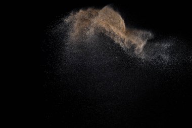 Siyah arka plan üzerine izole Sandy patlama. Soyut parçacıklar bulut. Doku eleman tasarımı için.
