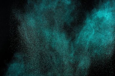 Siyah arka plan üzerine Akuamarin toz patlama. Yeşil renk bulut. Renkli toz patlayabilir. Hareket boya Holi dondur.