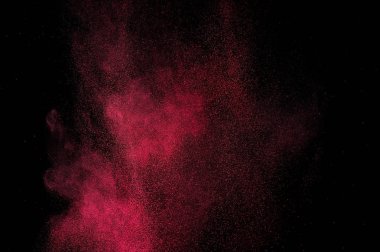 Siyah zemin üzerine kırmızı toz patlama. Pembe bulut. Kırmızı toz patlayabilir. Hareket boya Holi dondur.