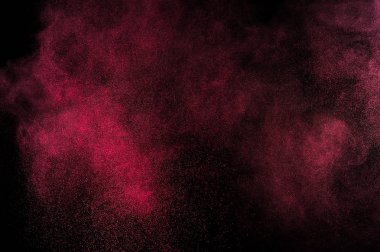 Siyah zemin üzerine kırmızı toz patlama. Pembe bulut. Kırmızı toz patlayabilir. Hareket boya Holi dondur.