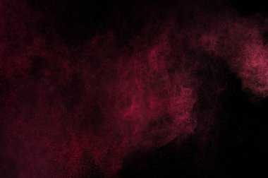 Siyah zemin üzerine kırmızı toz patlama. Pembe bulut. Kırmızı toz patlayabilir. Hareket boya Holi dondur.