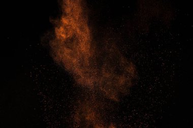 Siyah arka plan üzerine Portakal tozu patlama. Alev bulut. Kum fırtınası patlayabilir. Hareket boya Holi dondur.