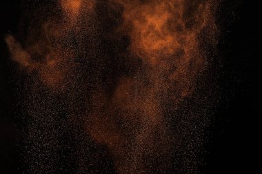 Siyah arka plan üzerine Portakal tozu patlama. Alev bulut. Kum fırtınası patlayabilir. Hareket boya Holi dondur.