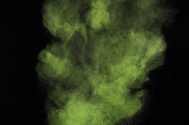Siyah arka plan üzerine açık yeşil toz patlama. Limon rengi bulut. Kireç toz patlayabilir. Hareket boya Holi dondur.