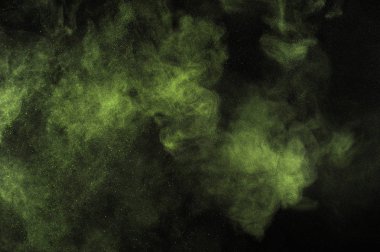 Siyah arka plan üzerine açık yeşil toz patlama. Limon rengi bulut. Kireç toz patlayabilir. Hareket boya Holi dondur.