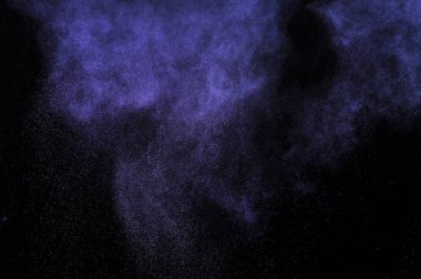 Siyah arka plan üzerine mor toz patlama. Leylak rengi renk bulut. Menekşe toz patlayabilir. Hareket boya Holi dondur.