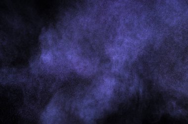 Siyah arka plan üzerine mor toz patlama. Leylak rengi renk bulut. Menekşe toz patlayabilir. Hareket boya Holi dondur.