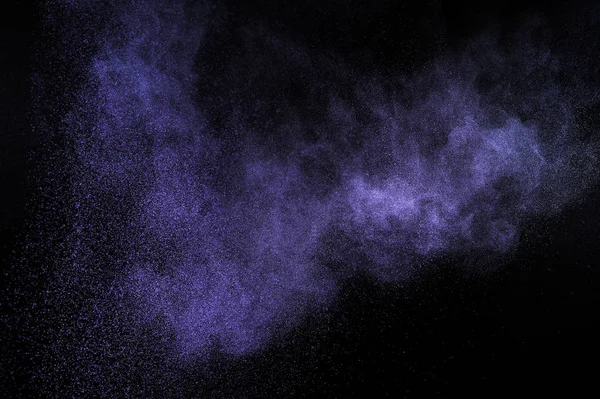 在黑色背景上的紫色粉末爆炸 淡紫色的颜色云 紫罗兰色的粉尘爆炸 冻结议案油漆洒红节 — 图库照片